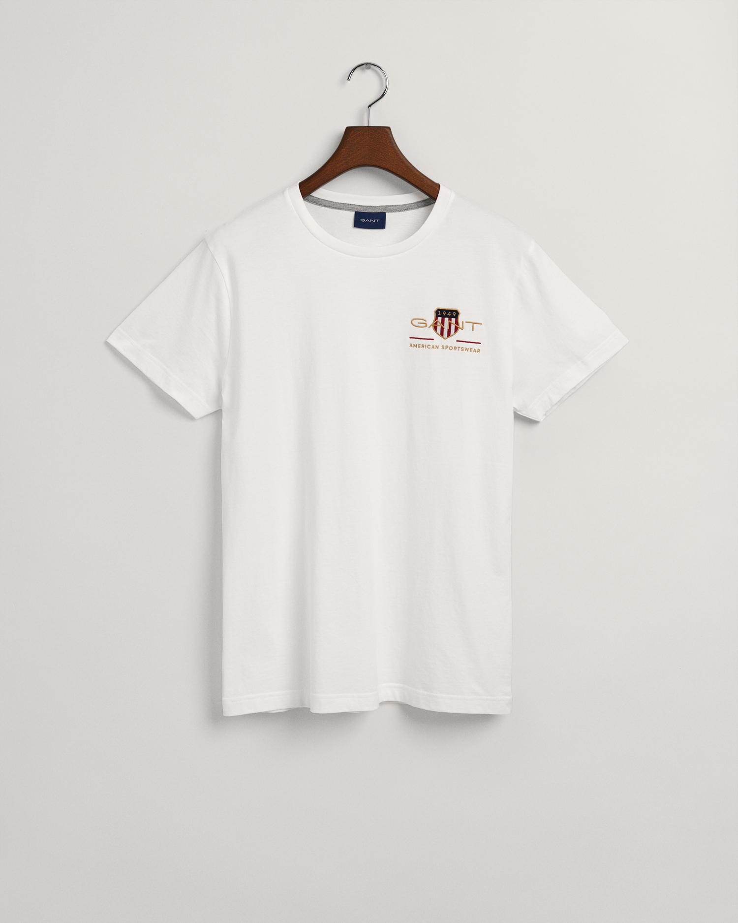 Artikel klicken und genauer betrachten! - Unser GANT Archive Shield Herren T-Shirt mit Rundhalsausschnitt und einer Wappen-Logostickerei im Stil der 1980er-Jahre auf der Brust ist ideal für alle legeren Anlässen. | im Online Shop kaufen